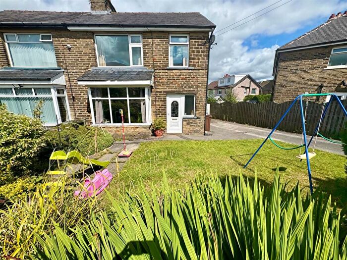 3 Bedroom Semi-Detached House For Sale In Fieldway, Clayton, Bradford, BD14