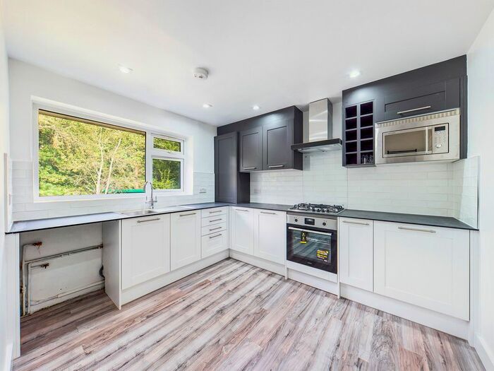 2 Bedroom Flat To Rent In Black Boy Wood, Bricket Wood, AL2