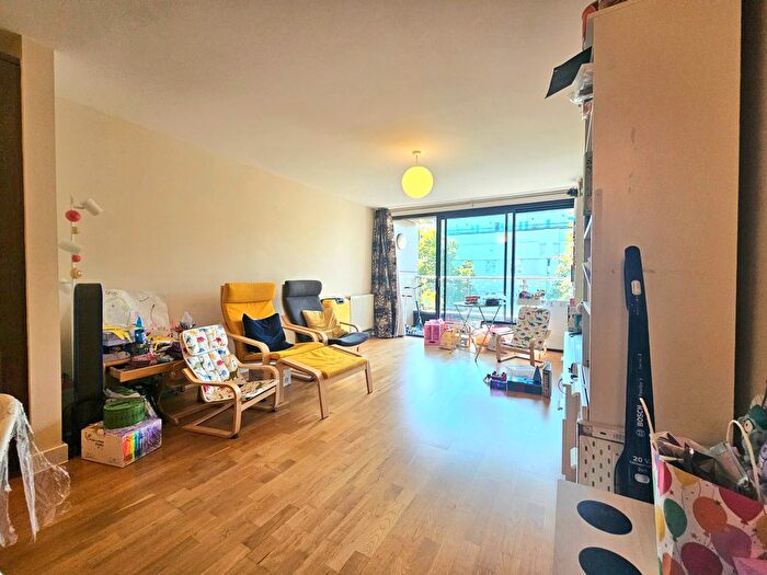 2 Bedroom Flat To Rent In St George's Court, Rothesay Avenue, Wimbledon Chase, SW20
