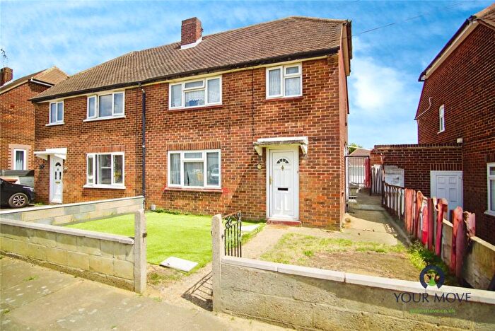 3 Bedroom Semi-Detached House For Sale In Cheviot Close, Bexleyheath, DA7