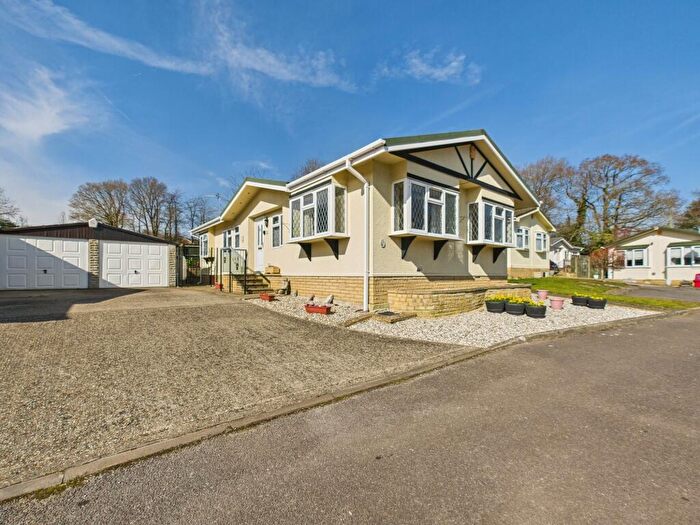 2 Bedroom Park Home For Sale In Sleepy Hollow, Tadley, RG26