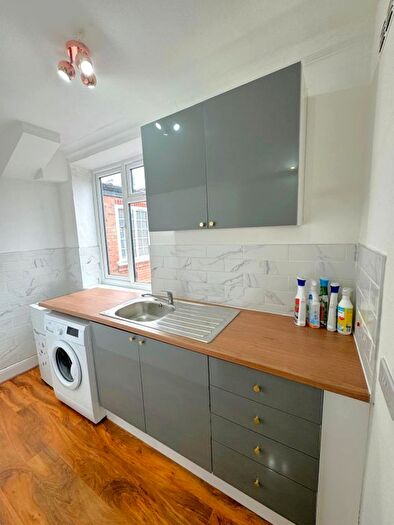 Studio To Rent In Hendon, London, NW4