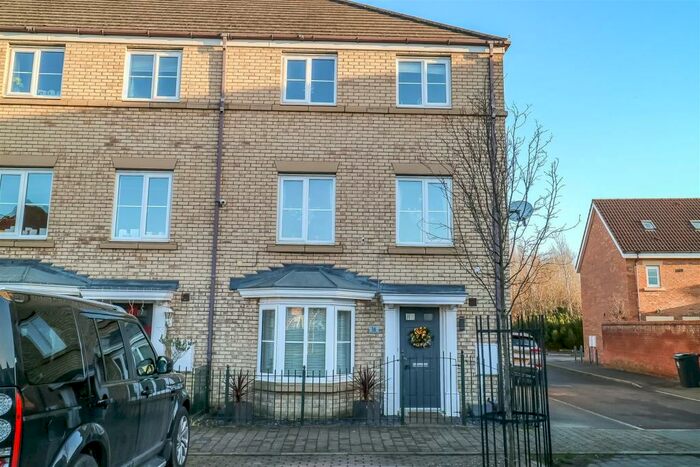 4 Bedroom Town House To Rent In Hubback Square, Darlington, DL2