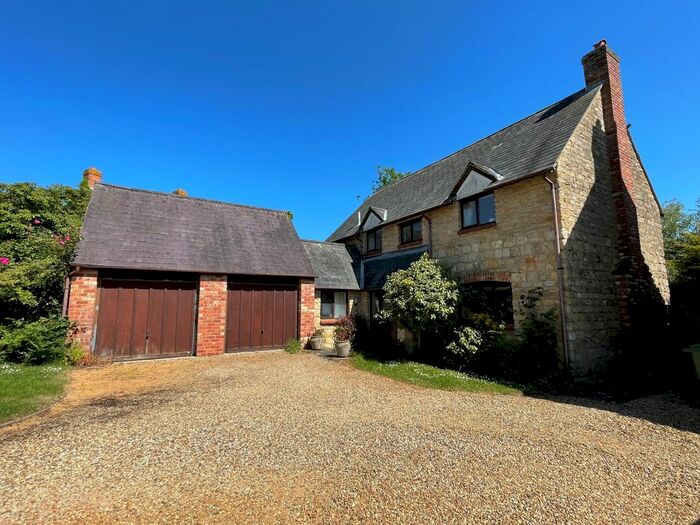 4 Bedroom Detached House For Sale In New College Court, Chackmore, Buckingham, MK18