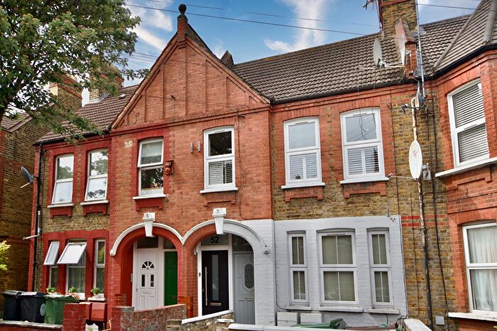 2 Bedroom Flat For Sale In Kettlebaston Road, London, E10