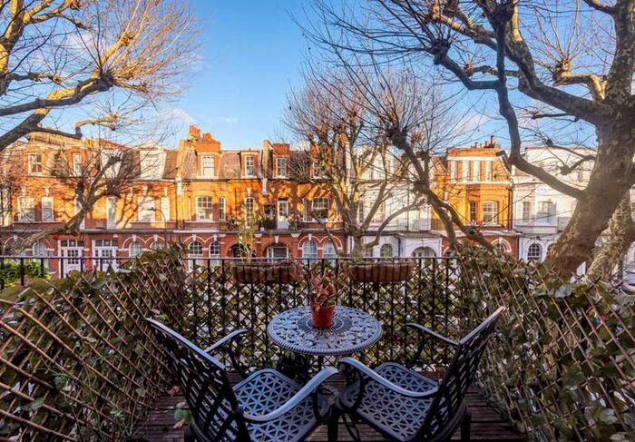 3 Bedroom Maisonette Flat To Rent In Crookham Road, Parsons Green, SW6