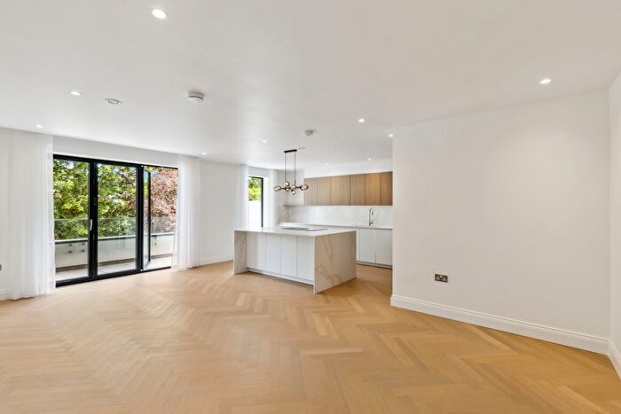 3 Bedroom Flat To Rent In Beechcroft Avenue, London, NW11