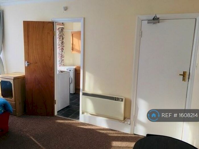 Studio To Rent In Berkshire Gardens, London, N13