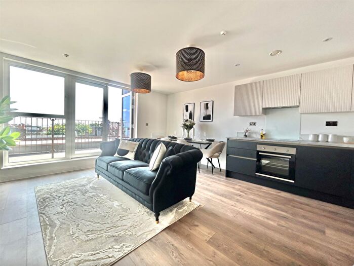 2 Bedroom Flat For Sale In Chalkwell Heights, Westcliff-On-Sea, SS0