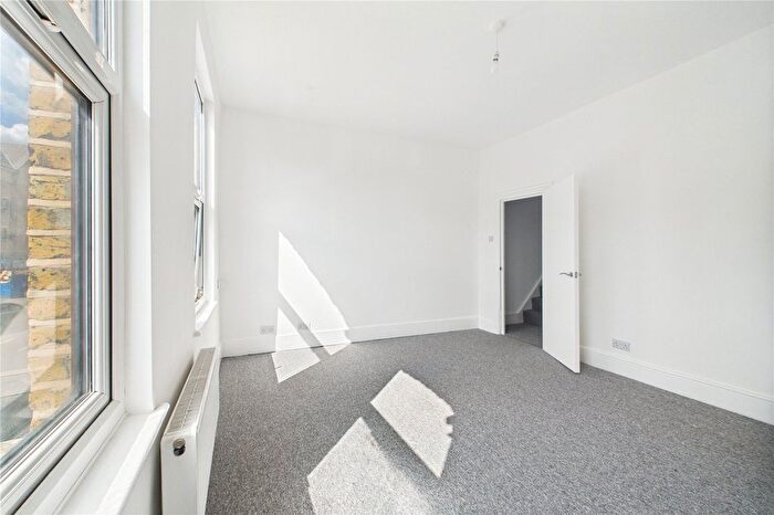 3 Bedroom Flat To Rent In High Road Leytonstone, London, E11