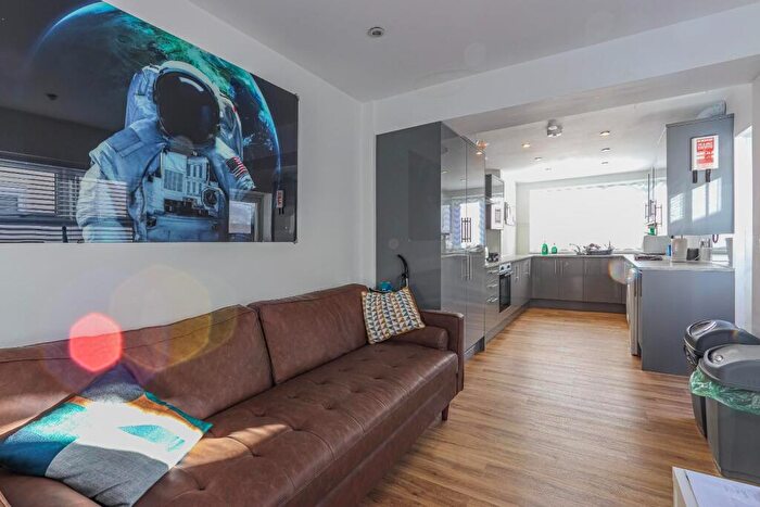 5 Bedroom Private Halls To Rent In Woodville Road, Cathays, CF24