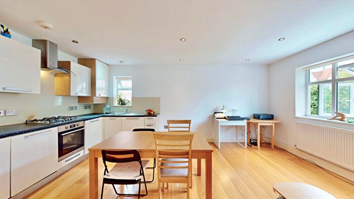2 Bedroom Flat To Rent In Vivian Avenue, London, NW4
