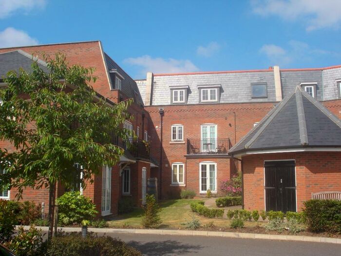 2 Bedroom Flat To Rent In Great North Road, Hatfield, AL9