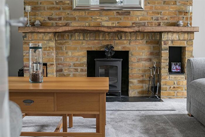 4 Bedroom Detached House For Sale In Crossways, Brimpton Common, Reading, RG7