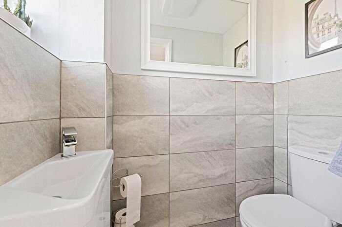3 Bedroom Terraced House For Sale In Fairview Drive, Broadstone, BH18 - Photo 8