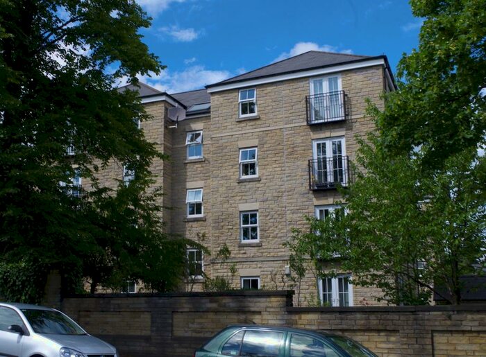 3 Bedroom Apartment To Rent In Bishopdale Court, Halifax, HX1