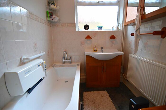 2 Bedroom Bungalow For Sale In Parkstone Road, Leicester, LE5