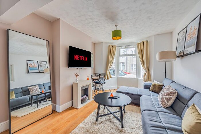 3 Bedroom Flat To Rent In Abington, NN1