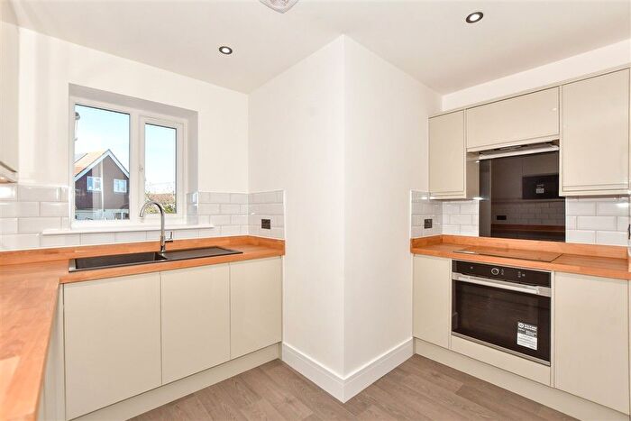 2 Bedroom Flat For Sale In The Parade, Greatstone, Kent, TN28