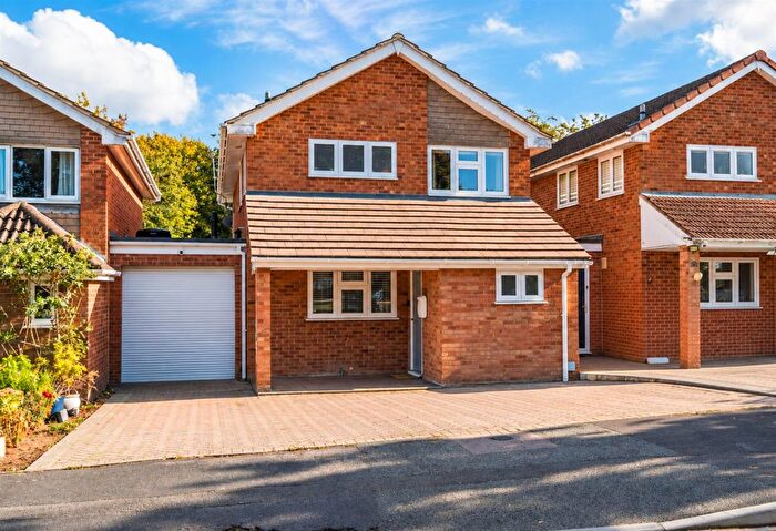 4 Bedroom Link Detached House For Sale In Aster Road, Kempshott, RG22
