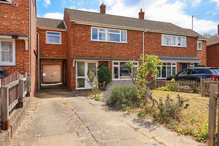 4 Bedroom Semi-Detached House For Sale In Orchard Estate, Cambridge, CB1