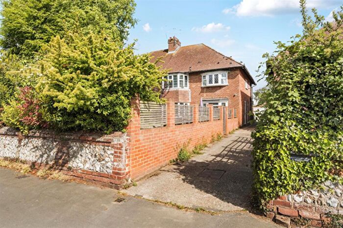 2 Bedroom Flat For Sale In Lansdowne Road, Worthing, BN11