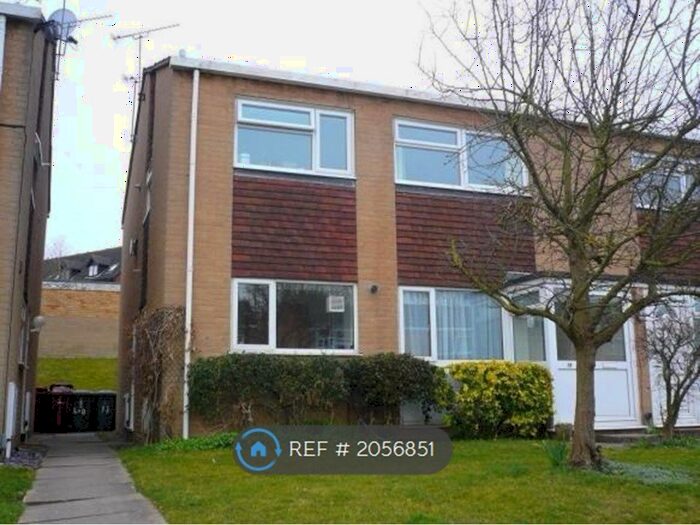 2 Bedroom Maisonette To Rent In Lower Elmstone Drive, Reading, RG31
