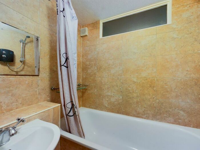 2 Bedroom Apartment To Rent In Ashby Court, Hemel Hempstead, Hertfordshire, HP2