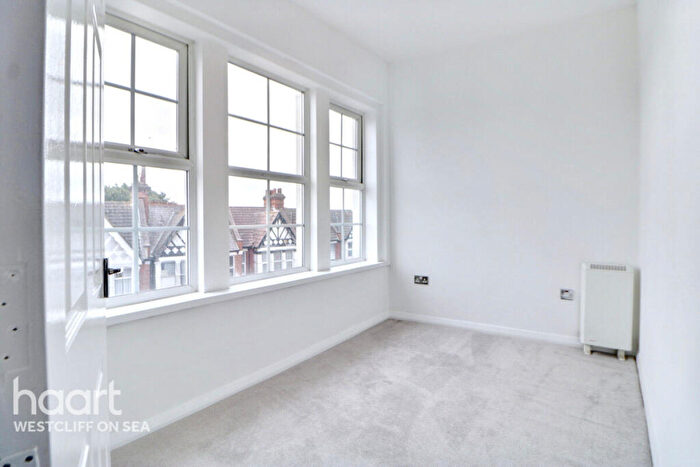 2 Bedroom Flat For Sale In Hamlet Court Road, Westcliff-On-Sea, SS0