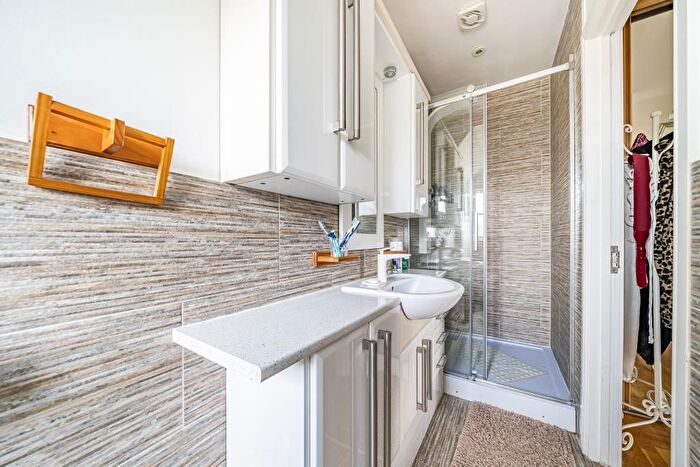 2 Bedroom Flat For Sale In Sunbury-On-Thames, Surrey, TW15