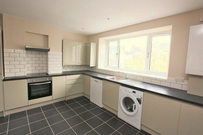 3 Bedroom Flat To Rent In Nether Street, North Finchley, N12