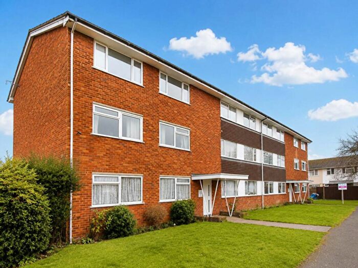 2 Bedroom Flat For Sale In Bishops Walk, Aylesbury, HP21