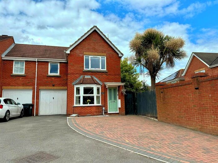 3 Bedroom End Of Terrace House For Sale In Cobham Grove, Whiteley, PO15