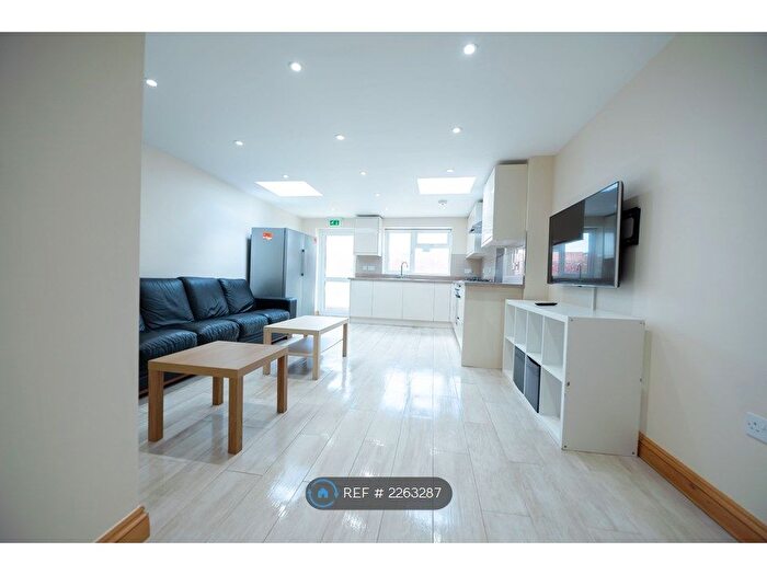 6 Bedroom Terraced House To Rent In De Beauvoir Road, Reading, RG1