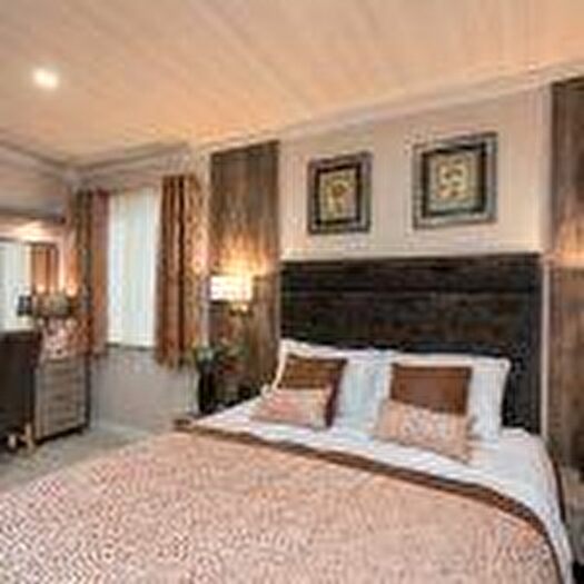 2 Bedroom Lodge For Sale In Chester Road, Oakmere, CW8
