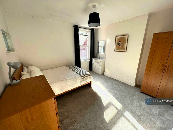 5 Bedroom Detached House To Rent In Richmond Park Road, Bournemouth, BH8