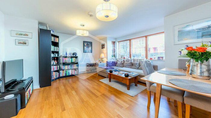 3 Bedroom Apartment To Rent In Womersley Road, Crouch End, London, N8
