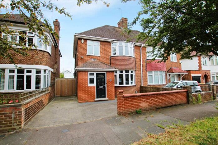 3 Bedroom Semi-Detached House To Rent In Kingsbrook Road, Bedford, Bedfordshire, MK42
