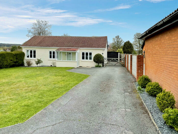 4 Bedroom Bungalow To Rent In Drift Road, Waterlooville, Hampshire, PO8