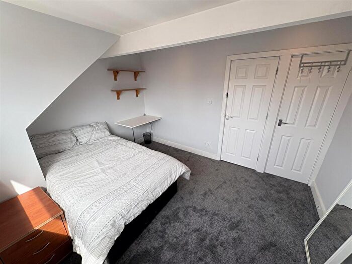 4 Bedroom Semi-Detached House To Rent In Granby View, Headingley, Leeds, LS6