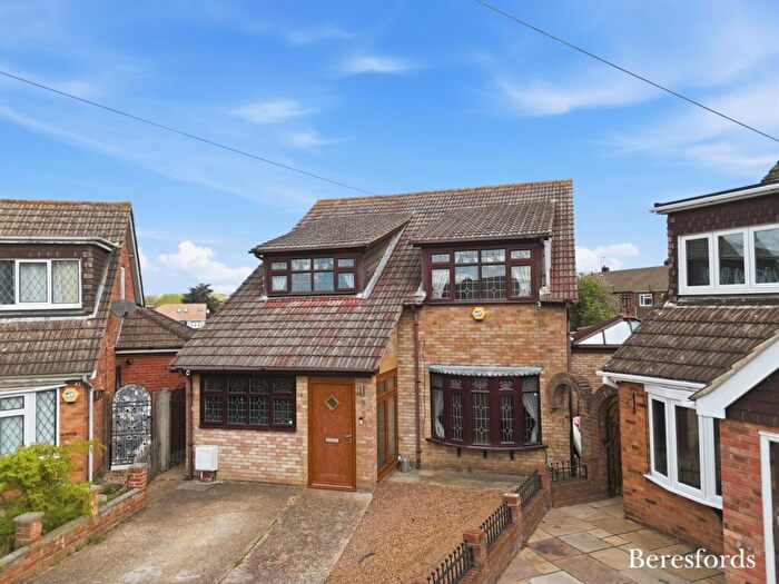 4 Bedroom Detached House For Sale In Roding Way, Rainham, RM13