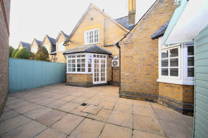 2 Bedroom Cottage To Rent In Paulin Drive, Winchmore Hill, N21