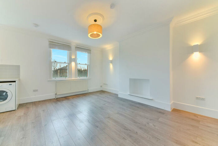 2 Bedroom Apartment To Rent In East Dulwich London, SE22