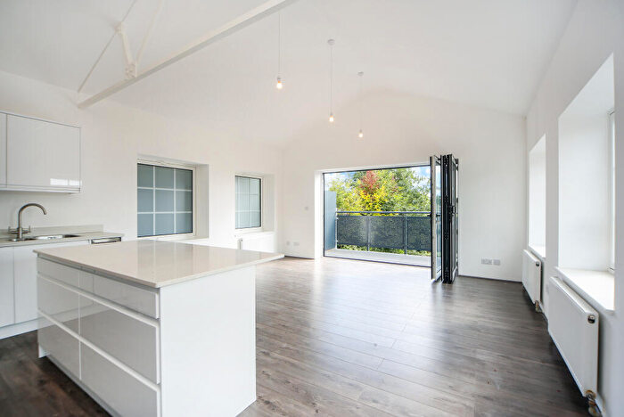 3 Bedroom Flat To Rent In London Street, Chertsey, KT16