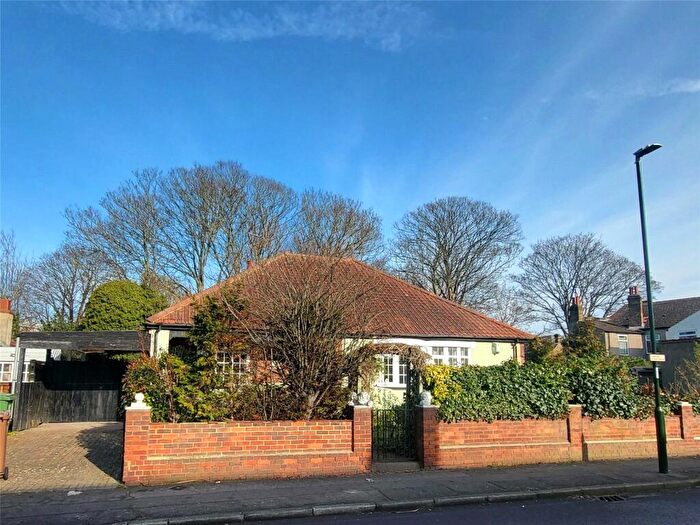 3 Bedroom Bungalow For Sale In Heathfield Road, Bexleyheath, DA6