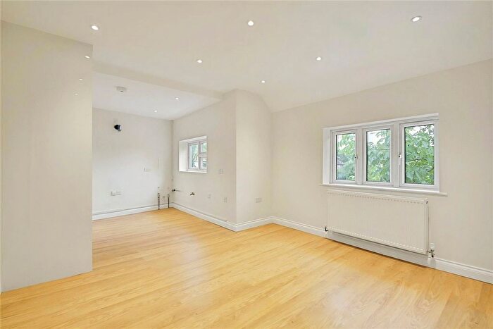 3 Bedroom Flat To Rent In Crowther Avenue, Brentford, TW8