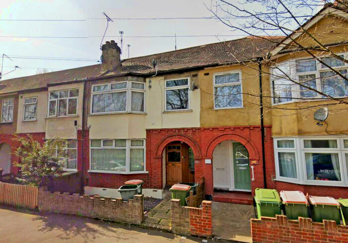 2 Bedroom Flat For Sale In Gainsborough Avenue, London, E12