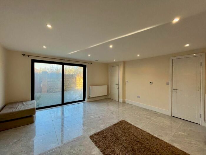 5 Bedroom Semi-Detached House To Rent In Tongham Road, Aldershot, GU12