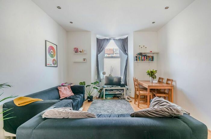 2 Bedroom Flat To Rent In Vant Road, Tooting, London, SW17