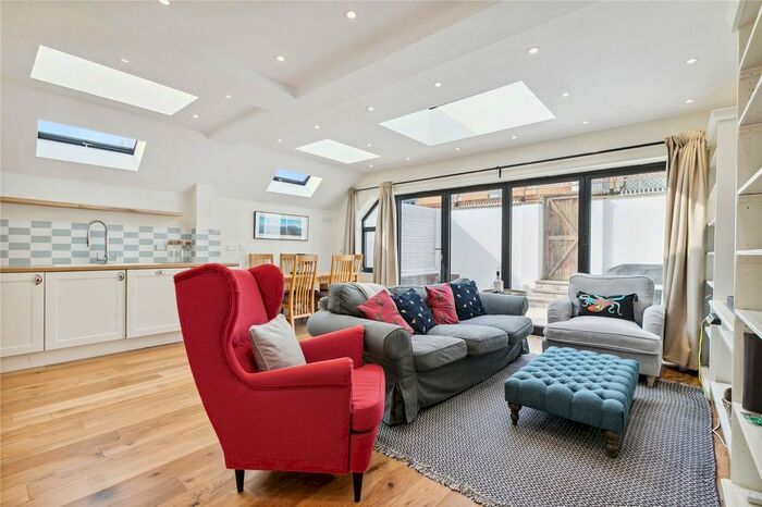 2 Bedroom Flat To Rent In Haldane Road, London, SW6